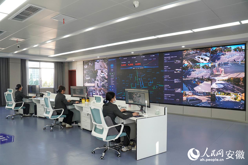 淮南建發(fā)智慧泊車監(jiān)控中心。人民網(wǎng)記者 陳若天攝
